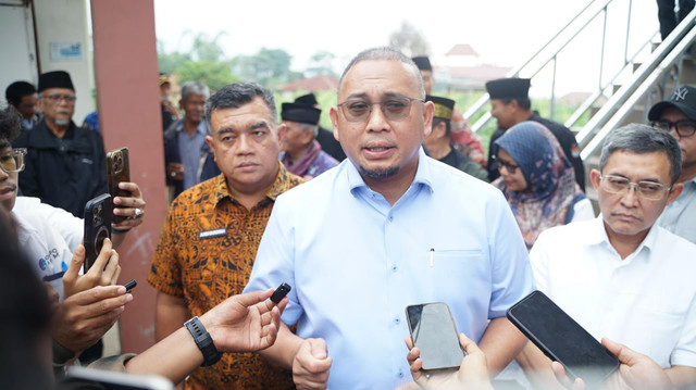 Wakil Ketua Komisi VI DPR RI Andre Rosiade memprakarsai dan hadir langsung pada sosialisasi pembangunan akses exit tol Sicincin-Bukittinggi di Pasar Amor ke Simpang Taluak bersama PT Hutama Karya, Pemprov Sumbar, Pemkab Agam serta unsur masyarakat. Foto: Dok. Istimewa