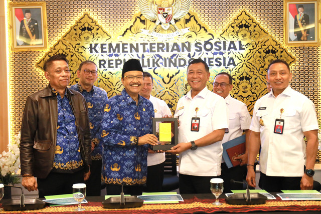 Menteri Sosial Saifullah Yusuf dan Rektor Unhan RI Letjen TNI (Purn.) Dr. Anton Nugroho mengumumkan kerja sama pengabdian 1.289 kadet Unhan sebagai kakak asuh dan role model karakter di Sekolah Rakyat di Jakarta, Kamis (17/9/2026). Foto: Kemensos RI