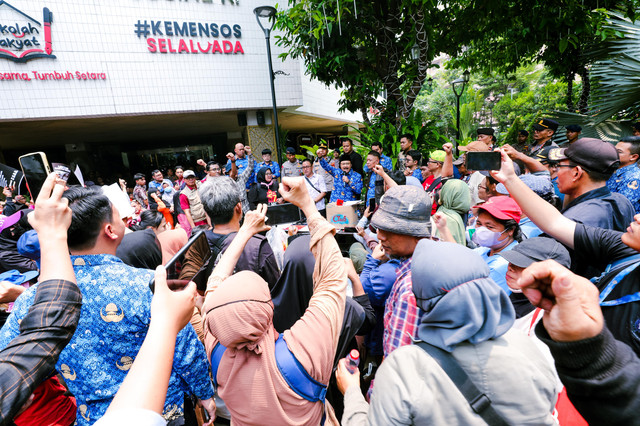 Menteri Sosial Saifullah Yusuf (Gus Ipul) dan Wamensos Agus Jabo Priyono terima ratusan demonstran dari KWJK yang menuntut penurunan desil bansos dalam dialog langsung di Kantor Kemensos, Jakarta, Kamis (17/9/2026). Foto: Kemensos RI