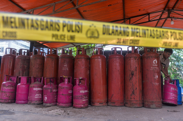 Petugas memindahkan barang bukti saat pengungkapan kasus penyalahgunaan gas LPG di Pondok Aren, Kota Tangerang Selatan, Banten, Kamis (17/9/2026). Foto: Putra M. Akbar/ANTARA FOTO 