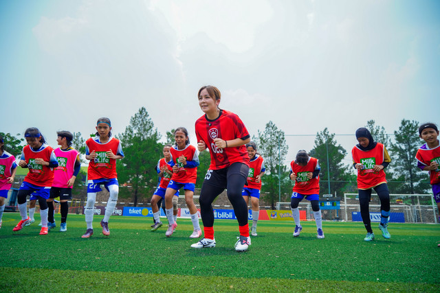 Aya Miyama dan Mana Iwabuchi memberi pelatihan dan arahan terkait teknik dasar bermain sepak bola pada para peserta coaching clinic MilkLife Soccer Challenge with Pokemon di di Lapangan Bola Kingkong Arena, Kamis (17/9/2026). Foto: MilkLife Soccer Challenge