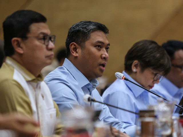 Kepala Badan Gizi Nasional (BGN) Sudaryono (kedua kiri) bersama Kepala Badan Pengawas Obat dan Makanan (BPOM) Taruna Ikrar (kiri), menyampaikan paparan saat rapat kerja dengan Komisi IX DPR di Kompleks Parlemen, Senayan, Jakarta, Kamis (17/9/2026). Foto: Asprilla Dwi Adha/ANTARA FOTO