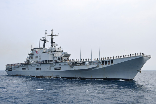Sejumlah prajurit TNI AL dan Angkatan Laut Italia melakukan peran parade di atas geladak kapal induk ITS Giuseppe Garibaldi-551 saat berlayar di Perairan Bangka, Bangka Belitung, Kamis (17/9/2026). Foto: M Risyal Hidayat/ANTARA FOTO