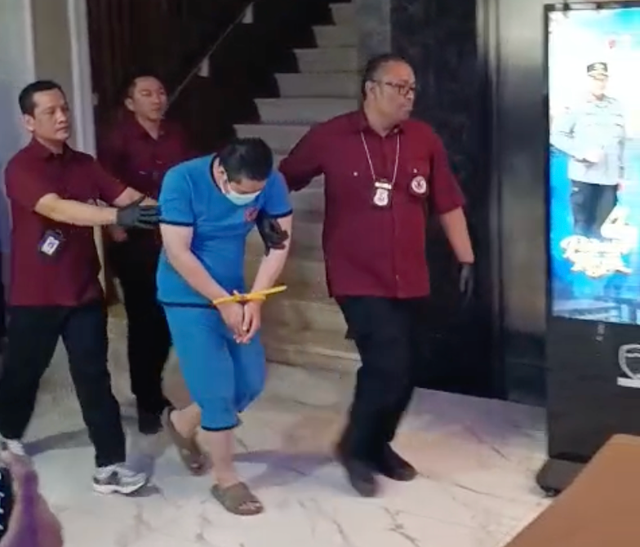 Tersangka kasus tindak pidana kejahatan umum (Kejahatan Senjata Api dan Bahan Peledak, Persiapan di Grup WhatsApp True Crime Community) saat ditampilkan pada konferensi pers di Mapolda Jawa Barat, Kamis (17/9/2026). Foto: Abisatya/kumparan