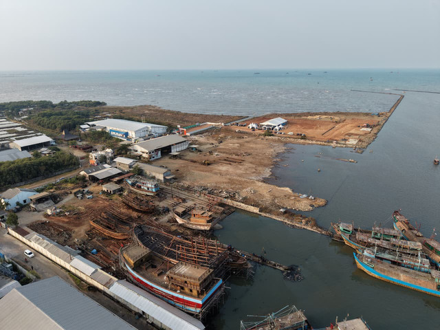 Pelabuhan perikanan di Cirebon. 