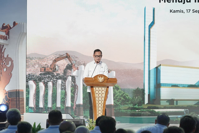 Wamendagri Bima Arya Sugiarto dorong percepatan pembangunan Pengolahan Sampah menjadi Energi Listrik (PSEL) Bogor Raya 1 di TPA Galuga sebagai percontohan nasional dalam acara groundbreaking, Kamis (17/9/2026). Foto: Kemendagri RI
