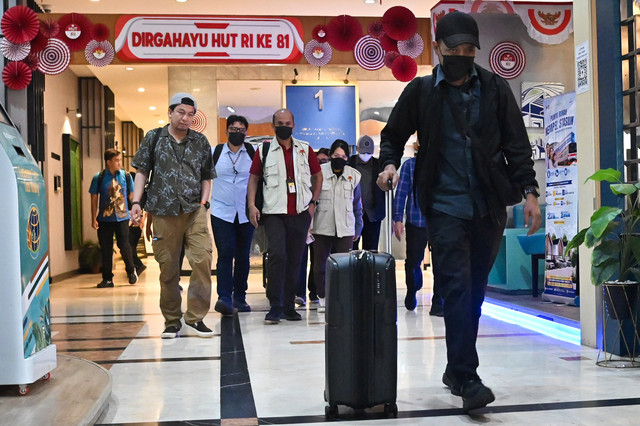Petugas KPK membawa koper usai melakukan penggeledahan di Kantor Kementerian Agraria dan Tata Ruang/Badan Pertanahan Nasional (ATR/BPN), Jakarta, Kamis (17/9/2026). Foto: Sulthony Hasanuddin/ANTARA FOTO