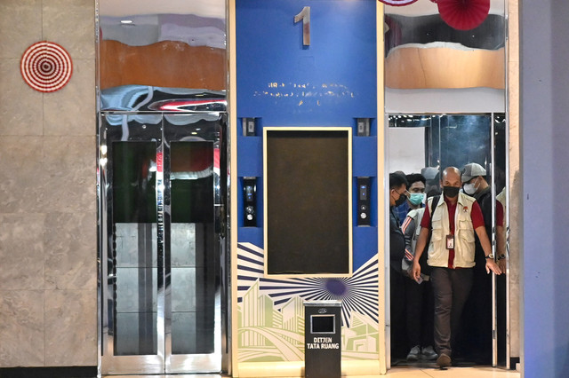 Petugas KPK berjalan keluar lift usai melakukan penggeledahan di Kantor Kementerian Agraria dan Tata Ruang/Badan Pertanahan Nasional (ATR/BPN), Jakarta, Kamis (17/9/2026). Foto: Sulthony Hasanuddin/ANTARA FOTO