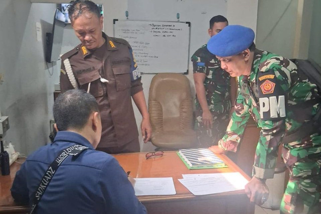 Kejagung menyerahkan tersangka dan barang bukti terhadap Aseng dkk kepada Tim Penuntut Umum Kejaksaan Negeri Jakarta Pusat. Foto: Dok. Istimewa