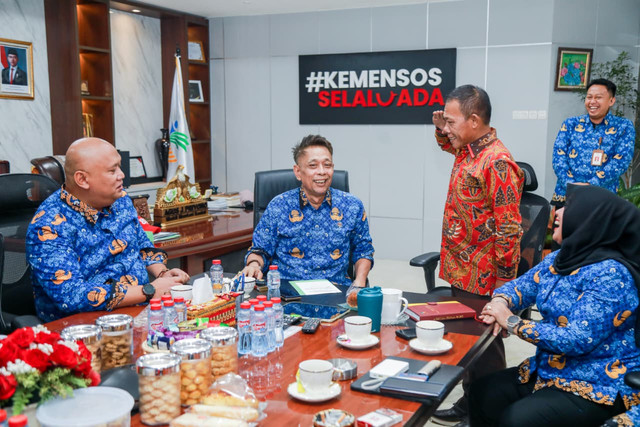 Menteri Sosial Saifullah Yusuf (Gus Ipul) dan Wamensos Agus Jabo Priyono pastikan prioritas pemenuhan jatah hidup (jadup) dan isi hunian bagi warga terdampak bencana di Tapanuli Tengah bersama Bupati Masinton Pasaribu di Jakarta, Kamis (17/9/2026). Foto: Kemensos RI
