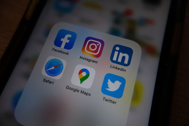Sumber foto: https://www.pexels.com/photo/shot-of-mobile-screen-with-app-icons-5633334/