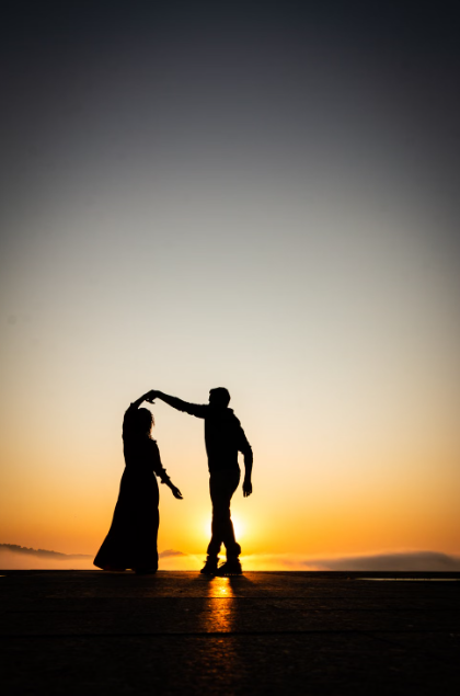 https://www.pexels.com/photo/silhouette-of-couple-dancing-at-sunset-32819854/