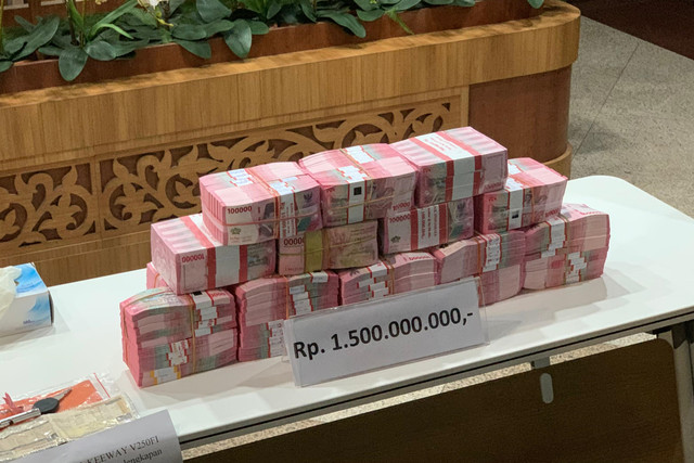 Kejati Jatim menetapkan tersangka Siti Kholijah selaku Collection Agent PT Ternak Maharani dan PT Berlian kasus korupsi penyaluran Kredit Usaha Rakyat (KUR) Mikro PT Bank Negara Indonesia (BNI) Kantor Cabang, Kamis (17/9/2026). Foto: Farusma Okta Verdian/kumparan