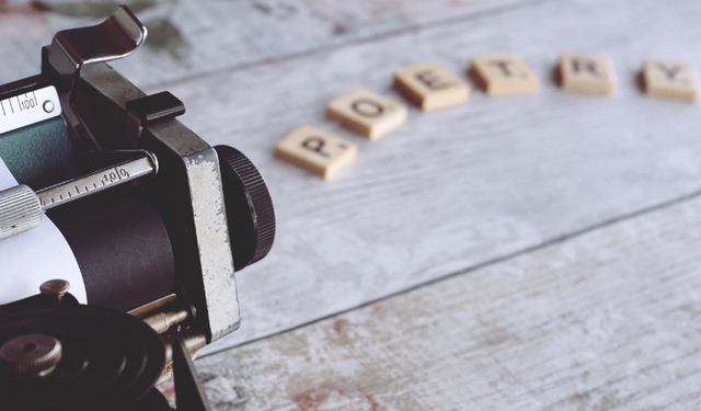 https://www.pexels.com/photo/close-up-shot-of-a-typewriter-3928917/