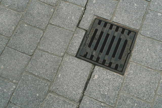 Ilustrasi Kapan Pembersihan Floor Gutter Drain, Foto: Unsplash/Egor Myznik