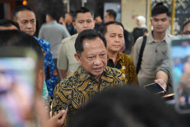 Mendagri Tito Karnavian menjawab pertanyaan wartawan usai mengikuti Rapat Koordinasi Membahas Status PPPK dan PPPK Paruh Waktu Lintas Profesi di Kompleks Parlemen Senayan, Jakarta, Kamis (17/9/2026). Foto: Dok. Kemendagri