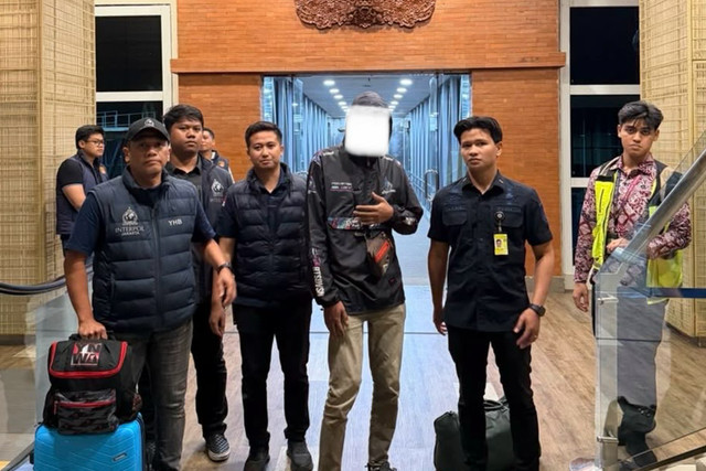 Pemulangan WN Etiopia berinisial SMY (29) yang berstatus Red Notice Interpol dari Bandara Ngurah Rai, Bali. Foto: Dok. Imigrasi Ngurah Rai