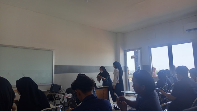 Mahasiswa Universitas Pamulang mengikuti perkuliahan dan melakukan presensi. Dokumentasi pribadi.