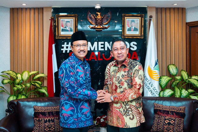 Mensos Saifullah Yusuf (Gus Ipul) menerima audiensi Bupati Pidie Jaya Sibral Malasyi di Kantor Kemensos, Jakarta, Kamis (17/9/2026). Foto: Dok. Kemensos