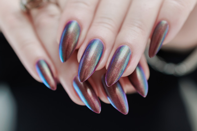 Tren Chrome Nails untuk Tampilan Kuku Modern yang Elegan. Foto: Tatiana Kazlova/Shutterstock