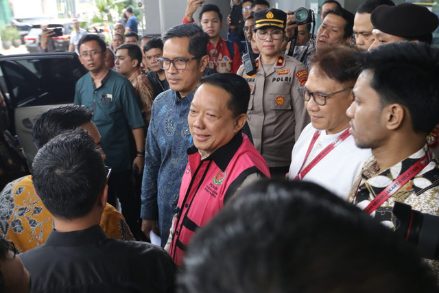 Eks Jampidsus Febrie Adriansyah keluar dari Kejaksaan Negeri Jakarta Selatan, Jumat (18/9/2026). Foto: Jamal Ramadhan/kumparan
