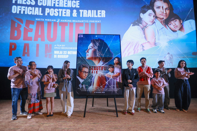 Sejumlah pemeran film Baim Wong, Raihaanun, Tarra Budiman, dan Jajang C. Noer saat hadir di konferensi pers official poster dan trailer film Beautiful Pain di Senayan City, Jakarta, Kamis, (17/9/2026). Foto: Agus Apriyanto