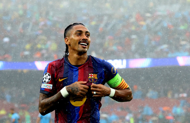 Raphinha merayakan gol pertama Barcelona saat melawan Feyenoord.