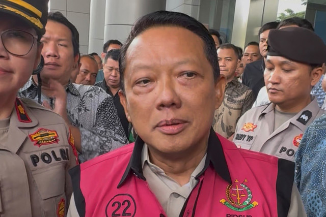 Tersangka perkara TPPU eks Jampidsus Febrie Adriansyah memberikan keterangan di Gedung Kejaksaan Negeri Jakarta Selatan usai dilimpahkan, Jumat (18/9/2026). Foto: Kevin Daniel/kumparan