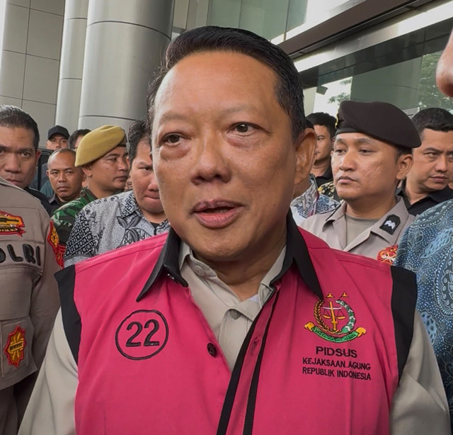 Tersangka perkara TPPU eks Jampidsus Febrie Adriansyah memberikan keterangan di Gedung Kejaksaan Negeri Jakarta Selatan usai dilimpahkan, Jumat (18/9/2026). Foto: Kevin Daniel/kumparan