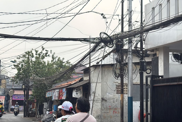 Sejumlah kabel yang diduga kabel internet terlihat menjuntai di Jalan Mulya Jaya, Cipinang Muara, Jatinegara, Jakarta Timur, Jumat (18/9/2026). Foto: Zahira Hilman/kumparan