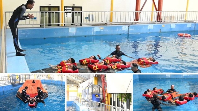 Kegiatan praktik ketika pelatihan Basic Sea Survival di kolam milik PPSDM Migas. (Dok. Humas PPSDM Migas)