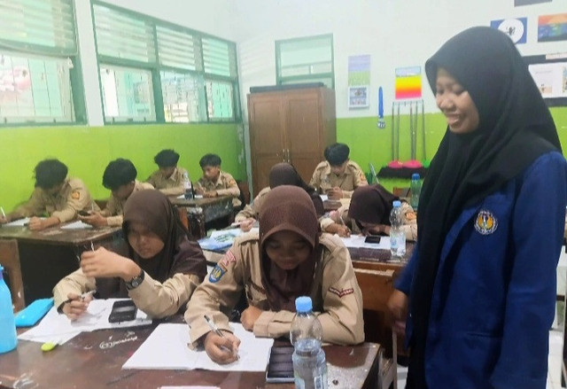 Kegiatan pembelajaran IPS di kelas VIII SMP Negeri 7 Yogyakarta. (Sumber: Dokumentasi Pribadi)