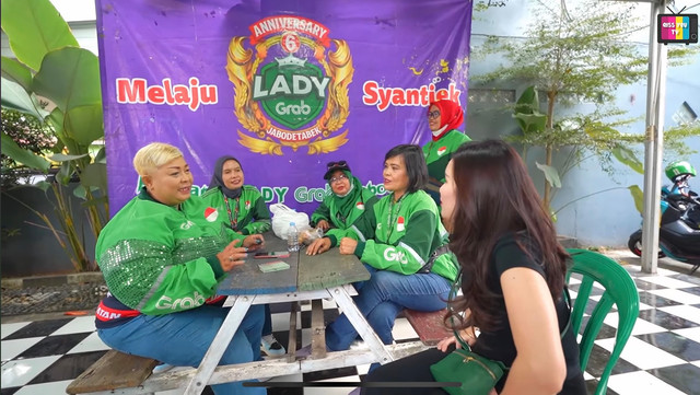 Ayu Ting Ting berbincang bersama para Mitra Pengemudi Grab dari Komunitas Lady Grab. Foto: Qiss You TV/YouTube