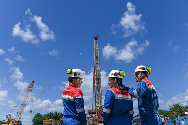 Ilustrasi petugas Pertamina saat melakukan pengeboran gas bumi. Foto: Dok. Pertamina