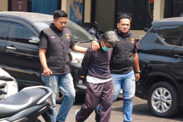 NH pengajar ponpes di Sleman yang perkosa eks santriwatinya saat digiring di Polresta Sleman, Jumat (18/9/2026). Foto: Dok. Istimewa