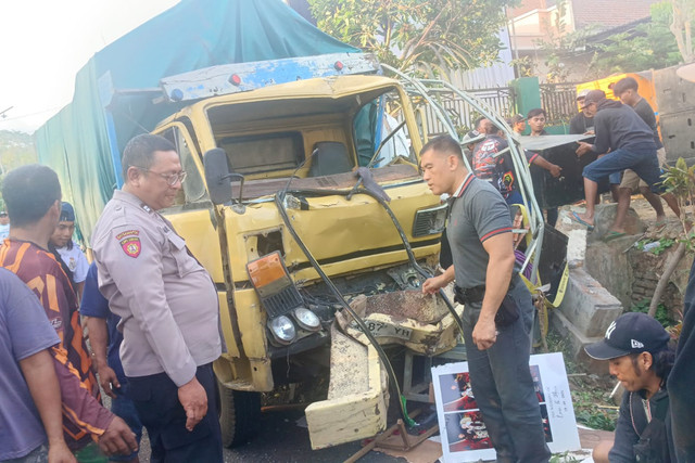 Truk Mitsubishi N 8187 YH menabrak 2 mobil, 5 motor, serta 11 pejalan kaki di lokasi acara hajatan di Dusun Sidomakmur, Desa Gucialit, Kecamatan Gucialit, Kabupaten Lumajang, Kamis (17/9/2026). Foto: Dok. Polres Lumajang