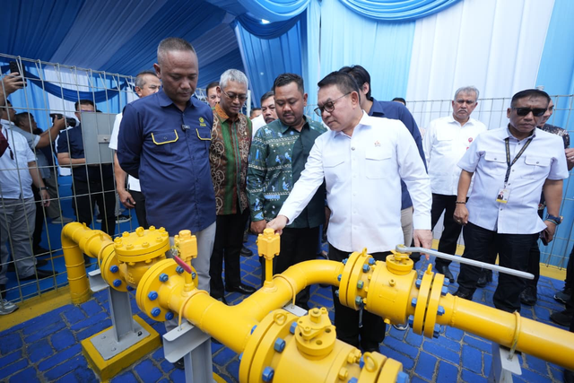 Jenderal TNI (Purn.) Prof. Dr. Dudung Abdurachman (ketiga dari kanan) saat meninjau langsung kesiapan Jaringan Gas Bumi Rumah Tangga (Jargas) Kabupaten Gresik, Provinsi Jawa Timur pada Jumat (18/9/2026). Foto: Dok. Istimewa