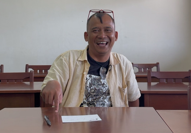 Seniman asal Yogyakarta, Andy Sri Wahyudi yang kembali menjadi mahasiswa S1 di Universitas Sanata Dharma di usia 45 tahun. Foto: Pandangan Jogja/ Danang BK.