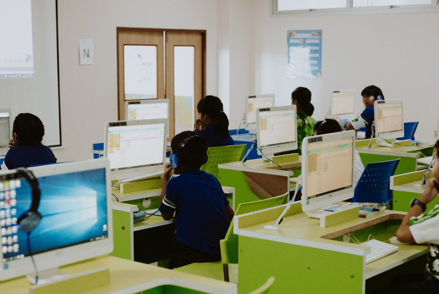 Digitalisasi dalam pendidikan Foto oleh Ron Lach dari Pexels: https://www.pexels.com/id-id/foto/duduk-anak-kecil-anak-anak-siswa-10638069/
