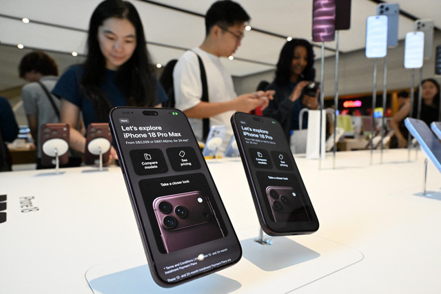 Orang-orang mengunjungi toko Apple saat peluncuran seri iPhone 18 di Singapura, Jumat (18/9/2026). Foto: Roslan Rahman/AFP