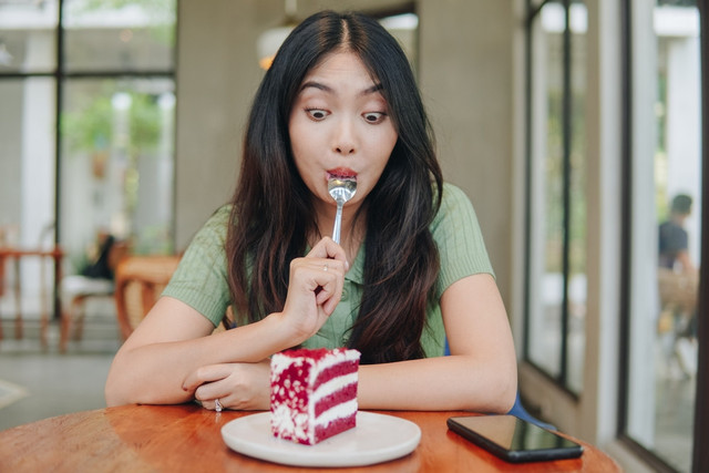 Ilustrasi ngemil makanan manis. Foto: Reezky Pradata/Shutterstock