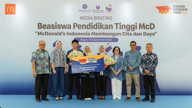 Direktur HR & GS McDonald's Indonesia Yulianti Hadena bersama jajaran pimpinan IPB University dan YAPI berfoto dengan penerima beasiswa saat peluncuran Program Beasiswa Pendidikan Tinggi McDonald's di Bogor, Jawa Barat, Selasa (15/9/2026). Foto: Dok. McDonald's Indonesia