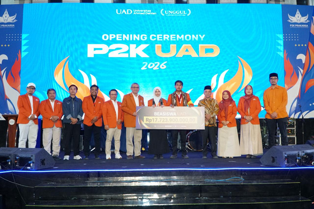 Penyerahan beasiswa secara simbolis kepada perwakilan mahasiswa baru dalam Opening Ceremony Program Pengenalan Kampus (P2K) UAD 2026. Foto: Dok. Istimewa.