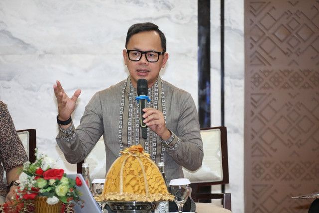 Wamendagri Bima Arya Sugiarto ingatkan pemda agar pertumbuhan ekonomi daerah tidak hanya bergantung pada belanja pemerintah, melainkan penguatan ekosistem dan potensi wilayah dalam Rakor di Makassar, Jumat (18/9/2026). Foto: Dok. Istimewa