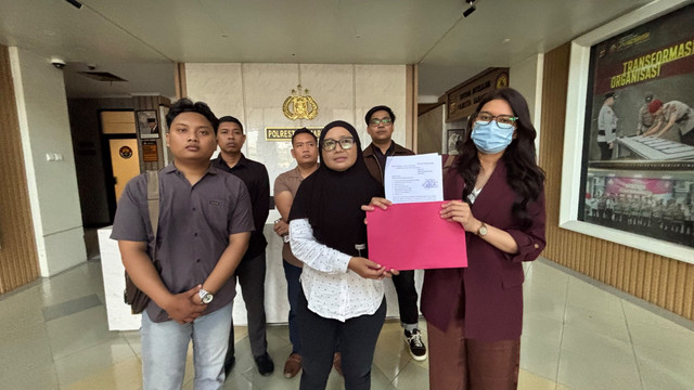 Penyiar radio di Samarinda saat lapor kasus teror yang dialaminya. Foto: Dok. kumparan