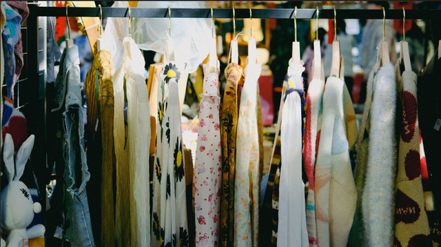 Foto oleh Muhamad Guruh Budi Hartono: https://www.pexels.com/id-id/foto/pakaian-vintage-yang-berwarna-warni-tergantung-di-pasar-loak-30202432/