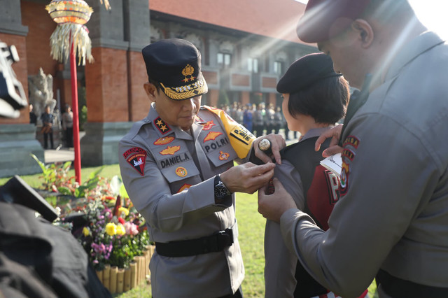 Kapolda Bali Irjen Pol. Daniel Adityajaya pimpin Apel Gelar Pasukan Ops Gapura Agung IV-2026 di Mako Polda Bali untuk amankan konferensi internasional IAWP dan SOM Polri-AFP di Nusa Dua, Jumat (18/9/2026). Foto: Dok. Polri