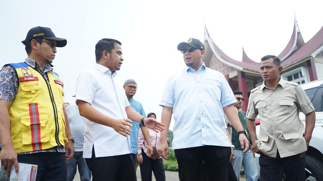 Wakil Ketua Komisi VI DPR RI dari Fraksi Gerindra Andre Rosiade saat meninjau langsung ruas Jalan Lingkar Utara di depan Kantor KAN Laing, Kota Solok, Jumat (18/9/2026). Foto: Dok. Istimewa