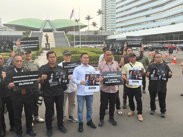 Koordinatoriat Wartawan Parlemen melakukan doa bersama sebagai rasa solidaritas 5 Jurnalis dan awak kapal yang hilang dalam peliputan erupsi anak Krakatau di Kompleks Parlemen, Jakarta, Jumat (18/9/2026). Foto: Joakhim Tharob/kumparan