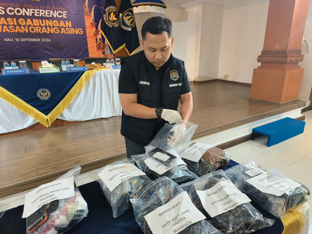 Konferensi pers pengungkapan kasus prostitusi online yang dilakukan oleh 13 WNA di wilayah Badung di Kantor Imigrasi Kelas I TPI Ngurah Rai, Jimbaran, Bali, Jumat (18/9/2026). Foto: Sandra Gisela/kumparan